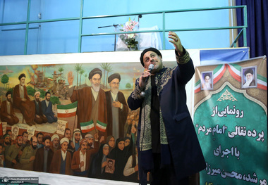 رونمایی از پرده نقالی «امام مردم» در حسینیه جماران 