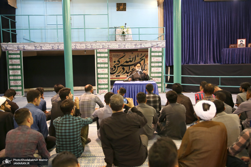 بازدید جمعی از دانشجویان فعال فرهنگی سیاسی و اجتماعی دانشگاه های استان هرمزگان از بیت امام خمینی (س)در جماران