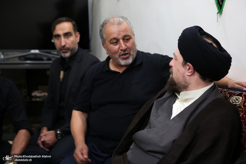 7T3A0436یادگار امام(ره) در ایام محرم و عزاداری امام حسین(ع) با حضور در منزل حجت‌الله کسری، ضمن عیادت از این مداح پیشکسوت، از وضعیت جسمانی وی اطلاع یافت.  حاج حجت‌الله کسری چند سالی است که در بستر بیماری به سر می‌برد.