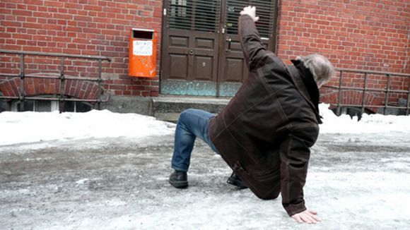 چگونه هنگام راه رفتن روی زمین یخ زده لیز نخوریم؟/ اینفوگرافی