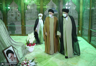 ادای احترام سید عمار حکیم به حضرت امام خمینی (س)