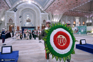 عطرافشانی حرم امام خمینی(س) توسط بسیجیان کاشانی