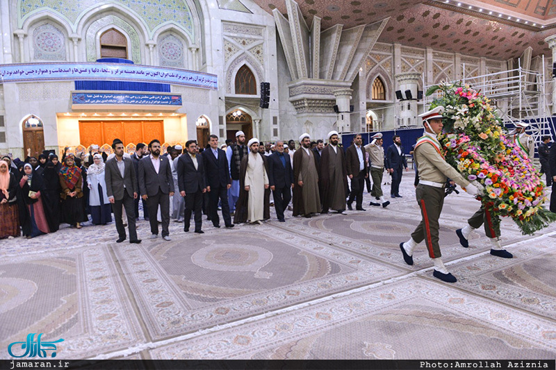 ادای احترام شرکت کنندگان در  مسابقات بین المللی قرآن کریم  به مقام شامخ حضرت امام خمینی(س)