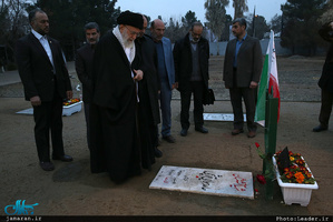 حضور رهبر انقلاب در مرقد مطهر امام راحل و گلزار شهدای بهشت زهرا