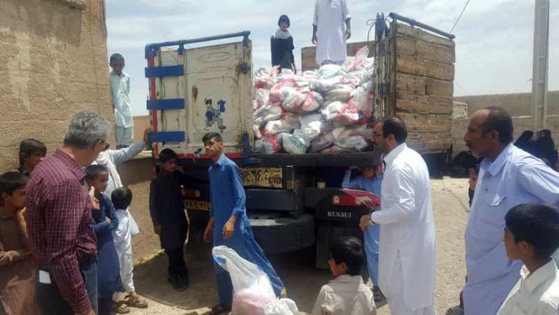 خیران تهرانی 650 سبد غذایی میان محرومان نوک آباد توزیع کردند