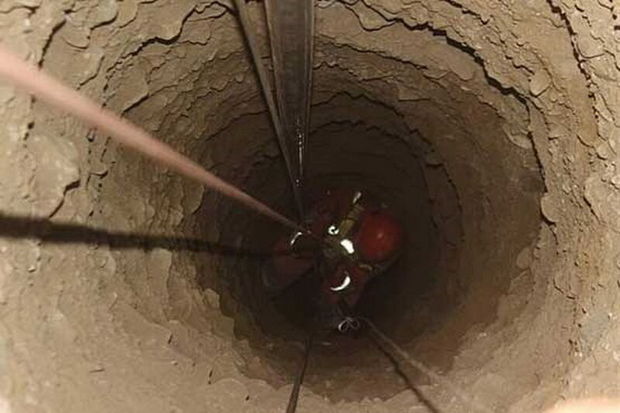 نجات معجزه آسای مرد ۵۰ ساله قزوینی پس از سقوط به چاه ۱۷ متری