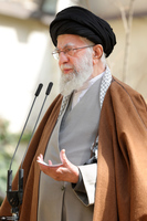 کاشت نهال در روز درختکاری توسط رهبر معظم انقلاب