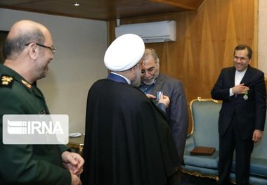 انتشار برای نخستین بار/ اعطاى نشان خدمت به شهید فخرى زاده توسط روحانى