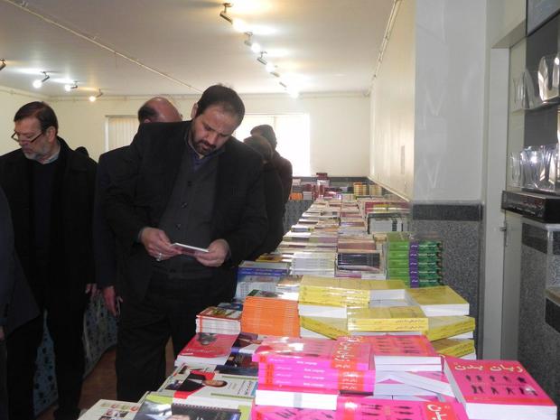 نمایشگاه کتاب فجر انقلاب در ساوه گشایش یافت