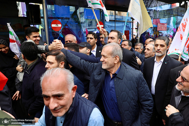 پزشکیان در اجتماع راهپیمایان روز جهانی قدس: حامیان رژیم صهیونیستی باید پاسخگوی جنایات این رژیم تروریست باشند/ ماهیت رفتار رژیم صهیونیستی و آنها که از این رژیم جنایتکار طرفداری می‌کنند، جز جنایت و وحشی‌گری و زیر پا گذاشتن اصول انسانی چیز دیگری نیست