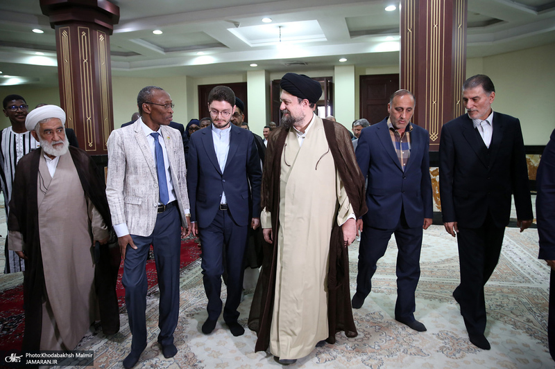 ادای احترام نخست وزیر بورکینافاسو و هیأت همراه نسبت به مقام شامخ بنیان‌گذار جمهوری اسلامی ایران