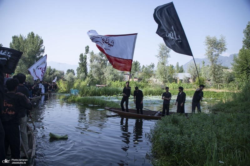 عزاداری سنتی کشمیری‌ها روی قایق