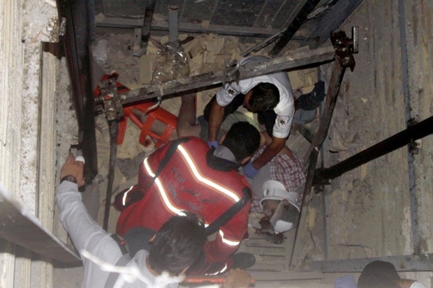 امدادگران فرد سقوط کرده در چاله آسانسور را نجات دادند