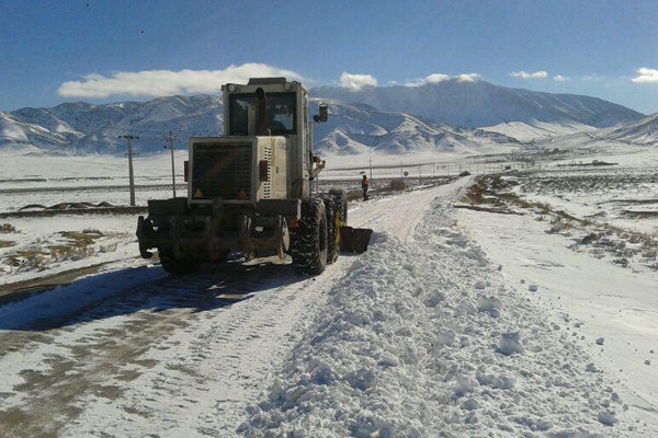 بارش برف راه دسترسی 100 روستای بروجرد را مسدود کرد