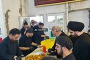 علی لاریجانی در حال خدمت رسانی به زائران اربعین در یکی از مواکب حسینی + تصاویر