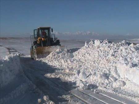 بارش برف راه ارتباطی 120 روستای هشترود را مسدود کرد