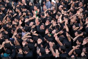 پیاده روی آیت الله العظمی وحید خراسانی به سمت حرم حضرت معصومه(س)