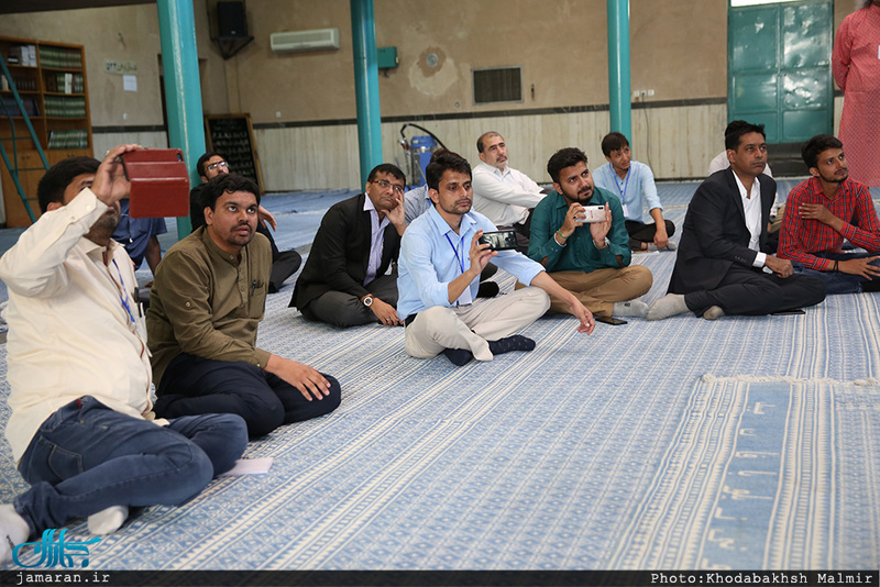 بازدید جمعی از خبرنگاران کشور هند از بیت امام خمینی (س) در جماران