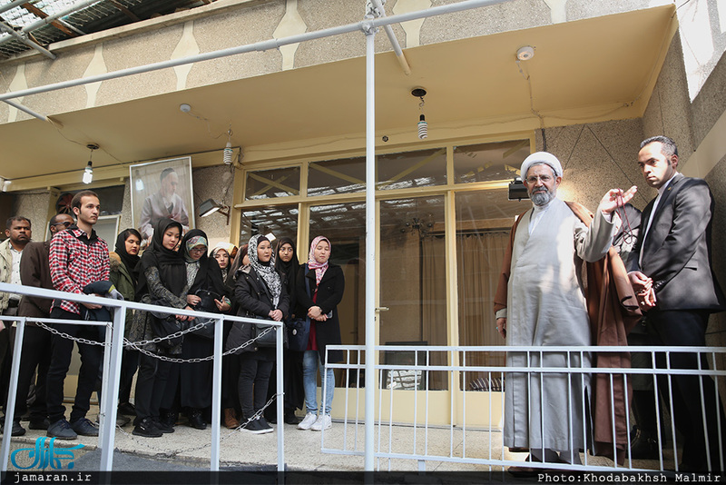 بازدید جمعی از دانشجویان زبان فارسی کشورهای خارجی از بیت امام در جماران 