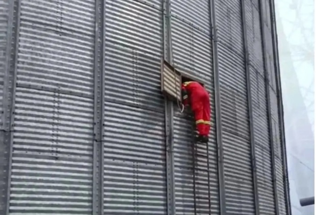 نجات معجزه آسای یک کارگر محبوس از سیلوی گندم! + عکس