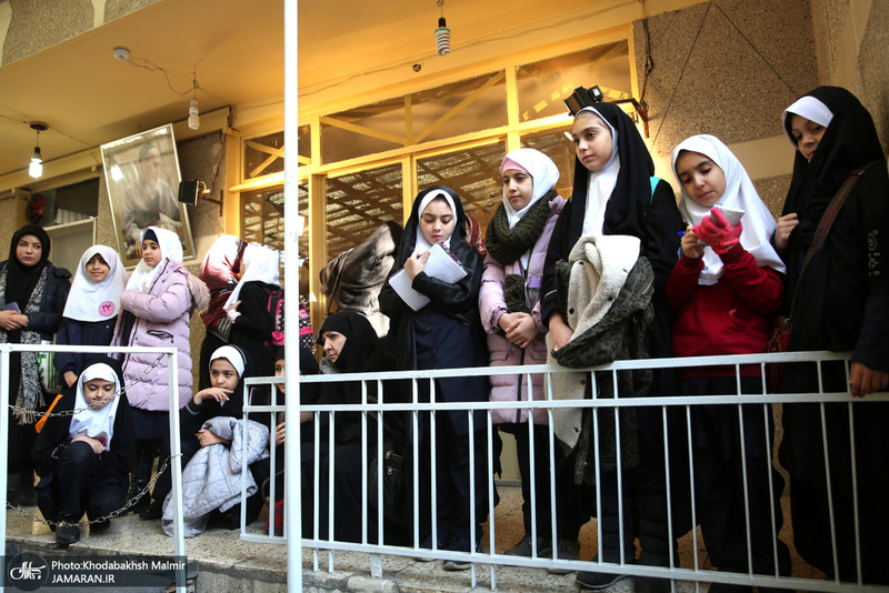 تجدید میثاق دانش آموزان و مردم با امام در حسینیه جماران