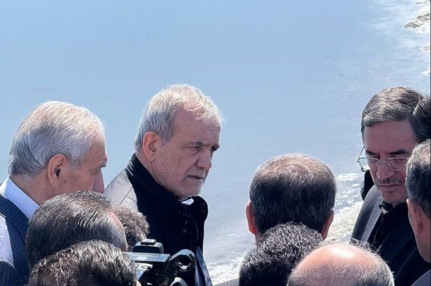 بازدید پزشکیان از دریاچه ارومیه/ انتقاد رییس جمهور از اجرا نشدن طرح‌های کشاورزی ستاد احیای دریاچه ارومیه در ادوار گذشته + عکس و فیلم