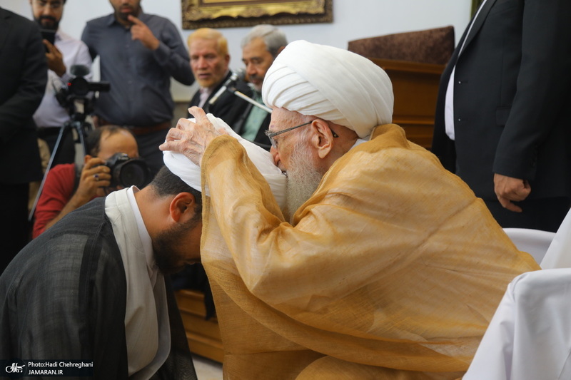 مراسم عمامه گذاری طلاب روز ولادت پیامبر اکرم (ص) و امام جعفر صادق (ع) در بیوت مراجع