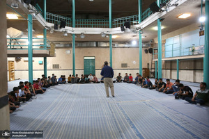 بازدید جمعی از دانش آموزان و مهمانان خارجی از بیت امام خمینی (س) در جماران