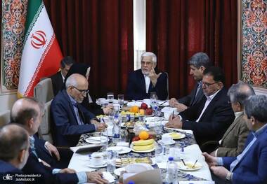 عارف: در برابر آینده نسل جوان مسئول هستیم/ باید نگاه جوانان از خارج مرزها به مرکز و داخل کشور متمرکز شود/ اتخاذ برخی اقدامات و روش‌های اشتباه به الگو سوزی‌ها در دهه‌های گذشته منجر شد