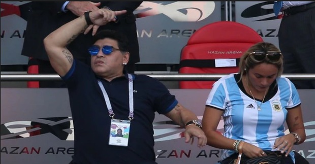 عکس/ اسطوره فوتبال آرژانتین در آغوش محمود عباس