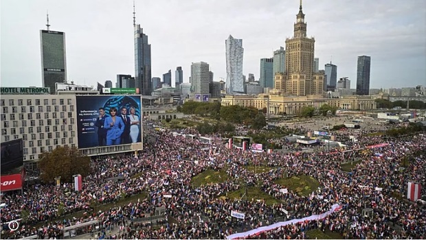 تظاهرات یک میلیون نفری مخالفان در ورشو/در لهستان چه خبر است؟