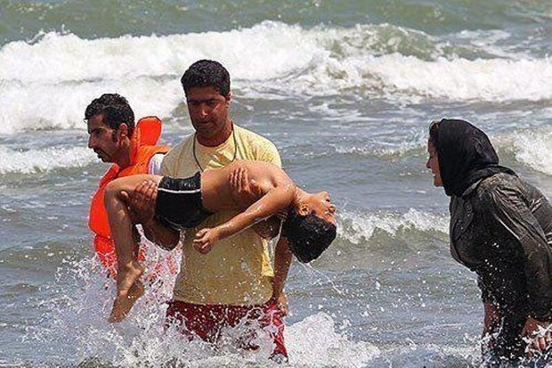 نجات سه گردشگر از غرق شدن در ساحل آستارا