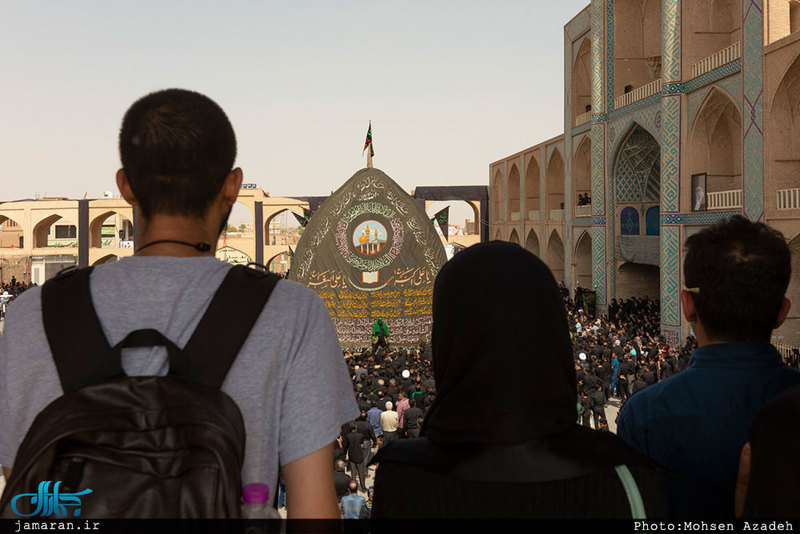 نخل برداری ظهر عاشورا در میدان امیر چخماق یزد