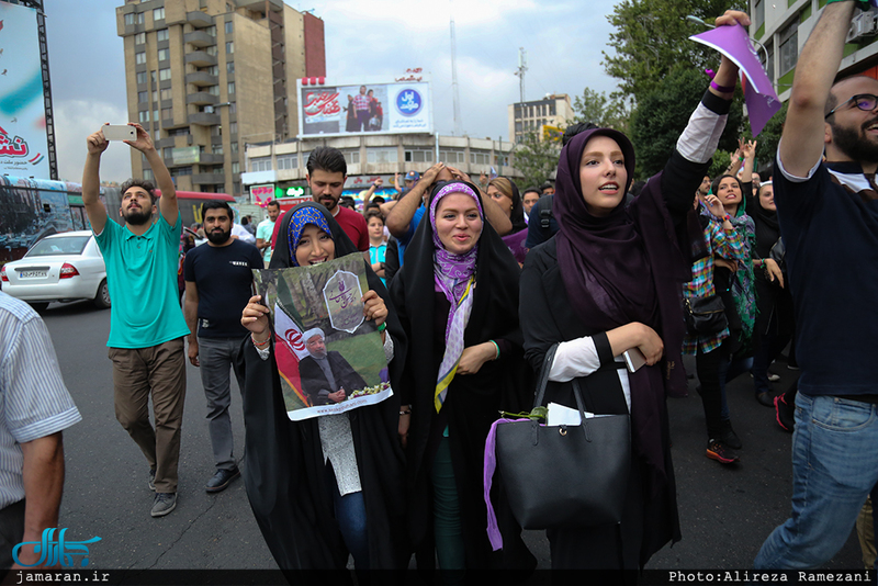 شادی مردم تهران پس از اعلام نتایج انتخابات ۲۹ اردیبهشت 
