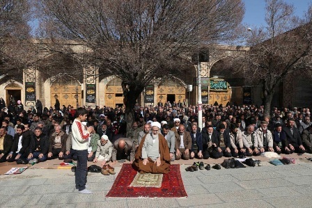 اقامه نماز ظهر و عصر راهپیمایان یوم الله 22 بهمن در قزوین