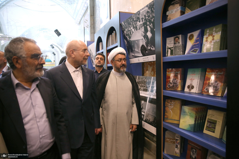 بازدید رئیس مجلس از نمایشگاه عکس امام خمینی