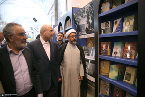 بازدید رئیس مجلس از نمایشگاه عکس امام خمینی
