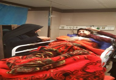 بازدید نماینده استاندار کرمان از حادثه دیدگان زلزله در مراکز درمانی