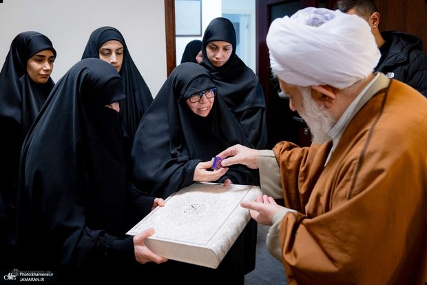 حضور نماینده رهبر انقلاب اسلامی در منزل خانواده‌های فرماندهان شهید حزب‌الله لبنان در بیروت + عکس ها