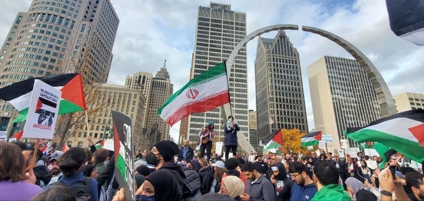 پرچم ایران در کنار پرچم فلسطین در آمریکا + عکس