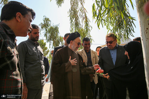 حضور سید محمد خاتمی بر مزار آیت الله سید روح الله خاتمی (ره)