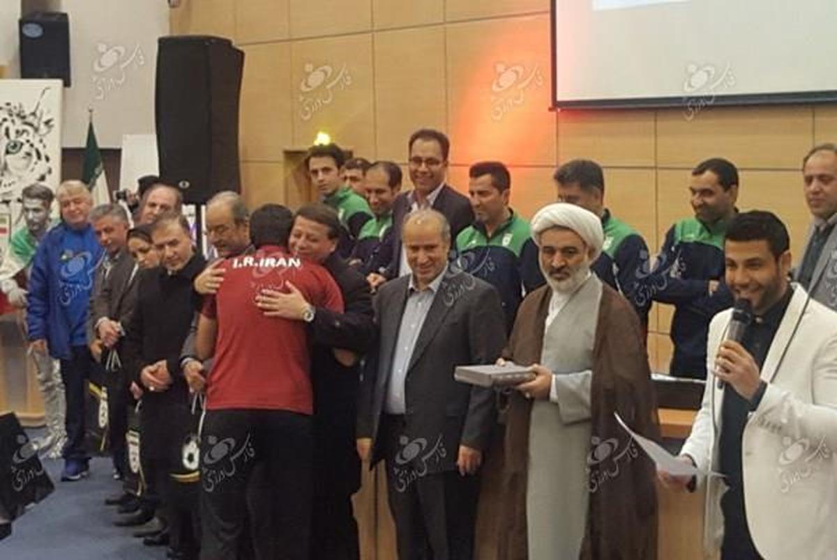 کفاشیان در مراسم بدرقه تیم ملی فوتسال حاضر نشد/ امضای بازیکنان روی تابلوی یوز ایرانی + تصاویر
