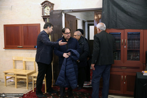 حضور جمعی از شخصیت های سیاسی در منزل مرحوم آیت الله موسوی بجنوردی (ره) -3