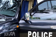 
ژست جالب خانم بازیگر در ماشین پلیس+عکس