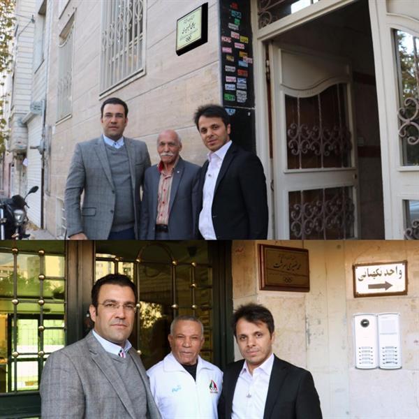 نصب پلاک افتخار بر سردر منزل دو المپین وزنه برداری و کشتی/ عکس
