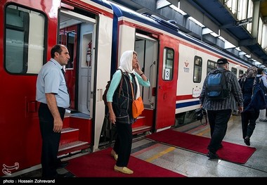 قطار گردشگری هزار و یک شب وارد مشهد مقدس شد