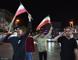 پنجاه و هشتمین اجتماع پر شور مردم در میدان انقلاب -۲