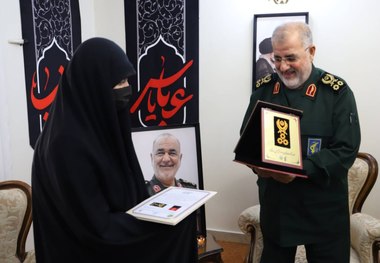 اهدای درجه سپهبدی به خانواده شهید سلامی + عکس