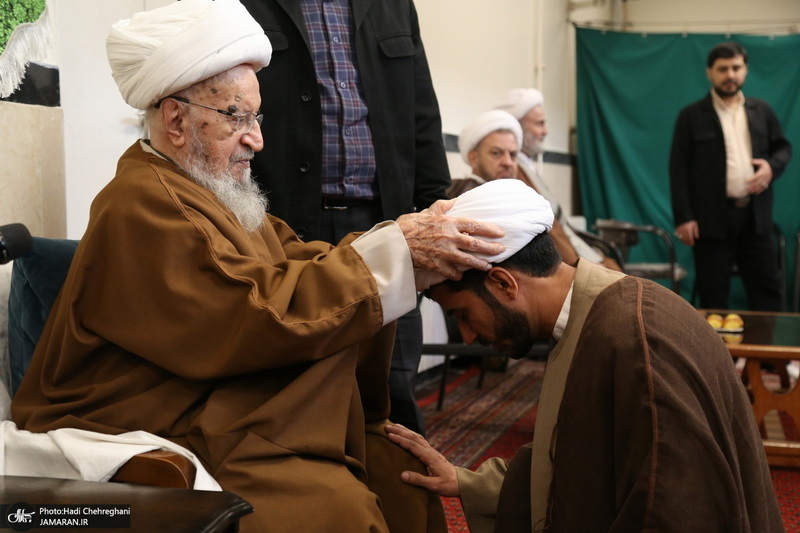عمامه گذاری طلاب توسط مراجع عظام تقلید در روز میلاد امام علی (ع)‎