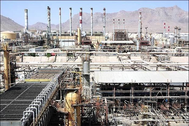 یک کارشناس اقتصادی: اگر قرار است بازار قیمت‌ها را تعیین کند، پس دستمزد کارگران هم دستوری نباشد/مدیران اقتصادی به شوک به نرخ ارز عادت کرده‌اند و بهره‌وری فراموش شده/ چرا به شرکت‌های صادرات محور انرژی ارزان می‌دهید؟